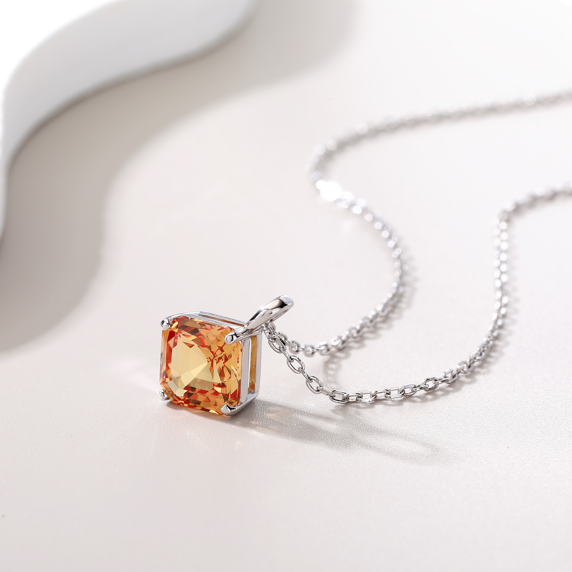 Bezel-Set Diamond-Shaped Small - Bezels Set Pendant recensie en prijs