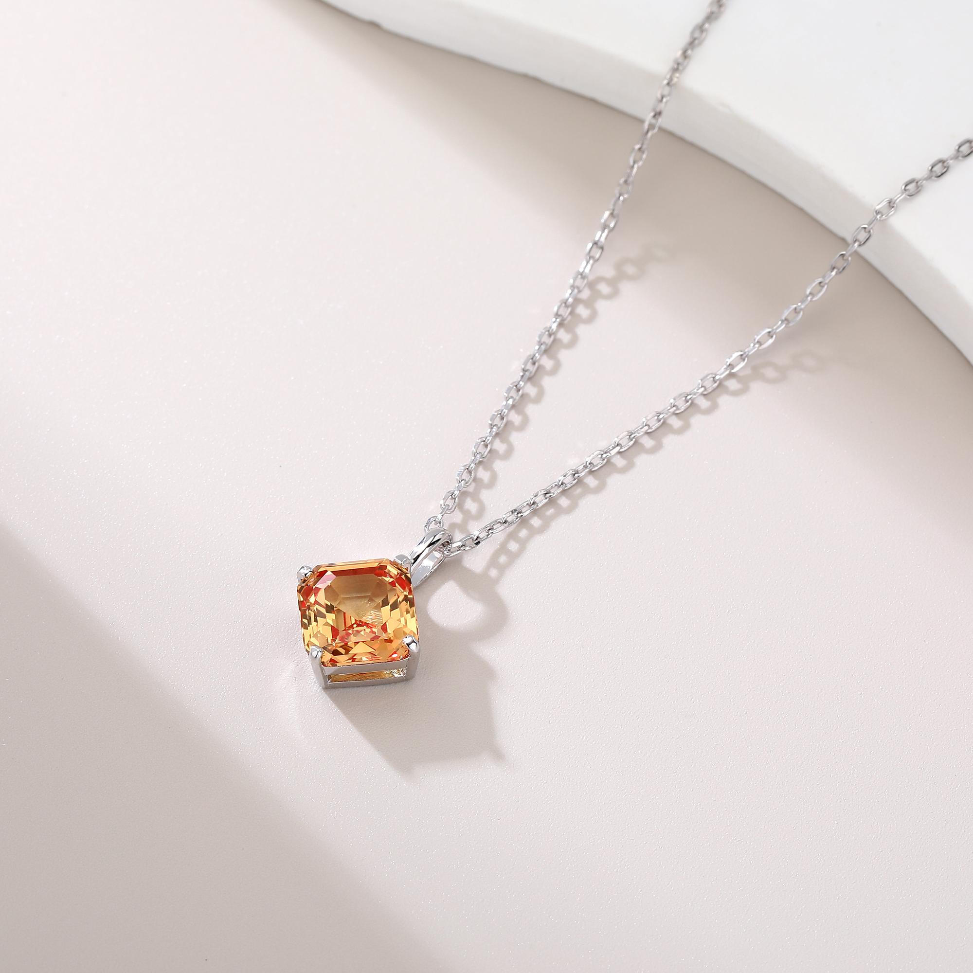 Bezel-Set Diamond-Shaped Small - Bezels Set Pendant recensie en prijs